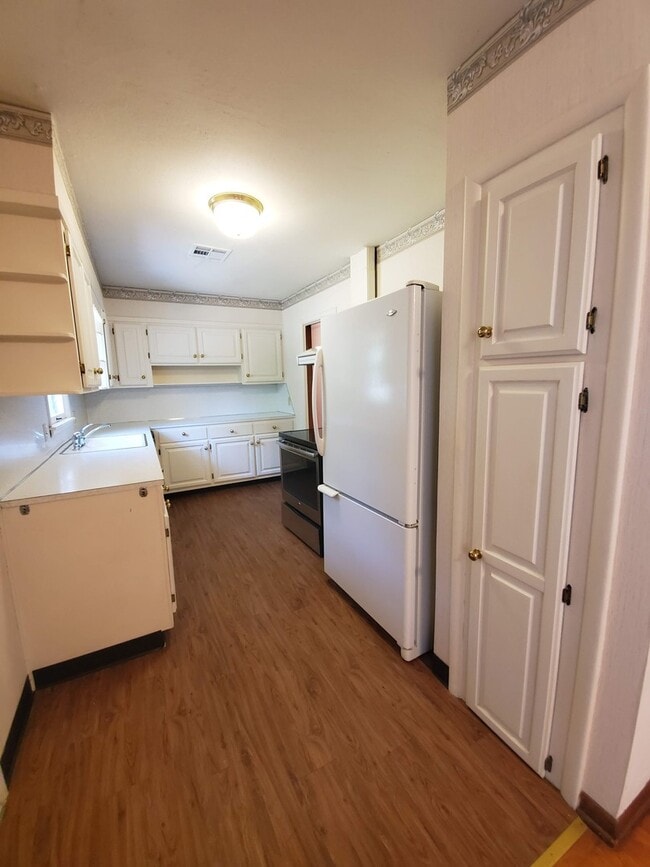 Building Photo - PRELEASING for Mid-August 2026! (3) Bed/(2...