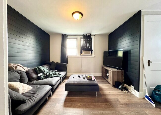 Foto del edificio - 437 S 73rd St