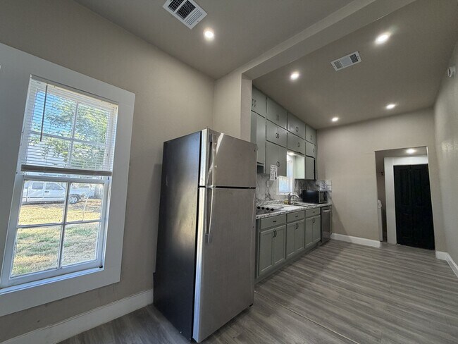 Foto del edificio - 418 N Clements St