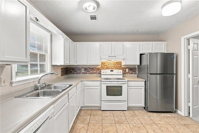 Building Photo - 136 Sterling Ct