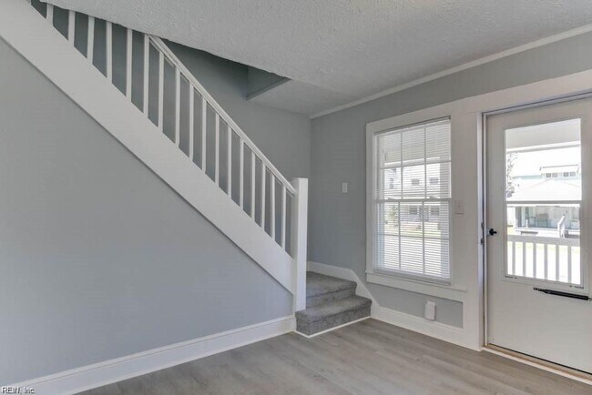 Foto del edificio - 2bedroom Townhouse Duplex- Huge Yard. May 1 move  in!!!