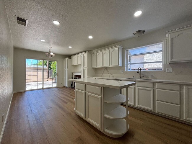 Foto del edificio - Renovated 4-bedroom, 2-bath home in Fremont!