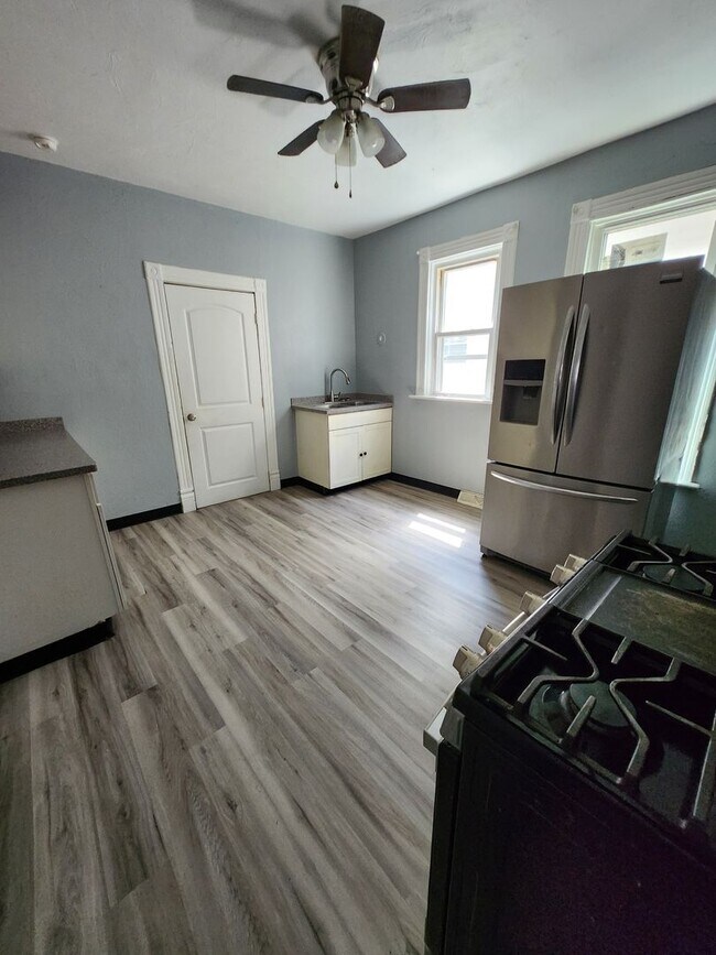 Building Photo - 4 bedroom.2 bathroom single family home