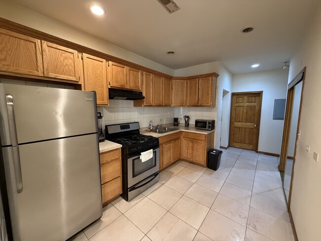 Building Photo - 3000 W 61st St