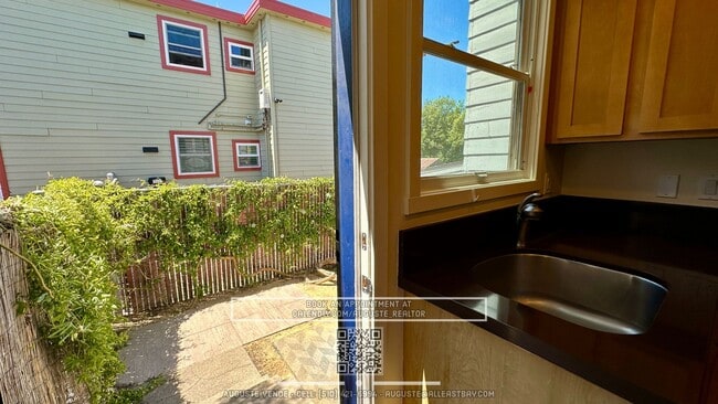 Building Photo - Temescal 2BR with Private Yard | Updated U...