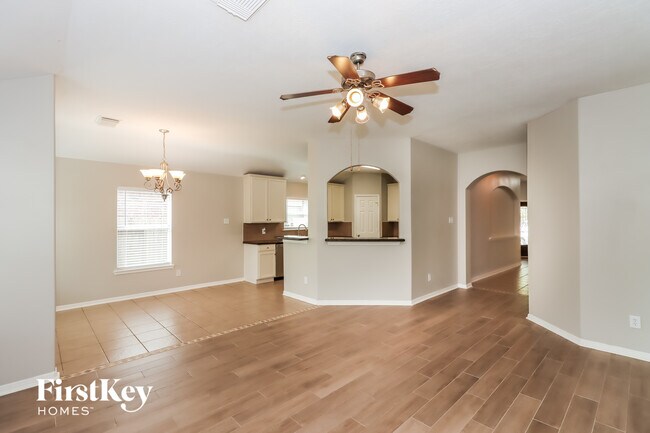 Foto del edificio - 2726 Lakecrest Way Dr