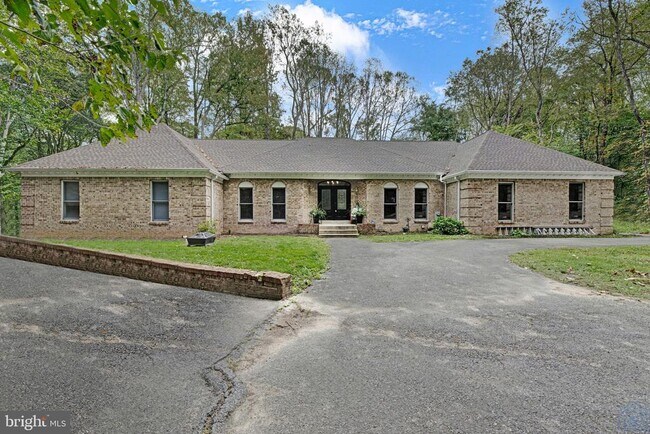 Building Photo - 1085 Pemberton Ln