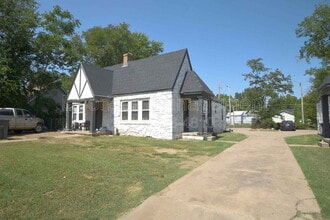 Building Photo - 615 E Xyler St
