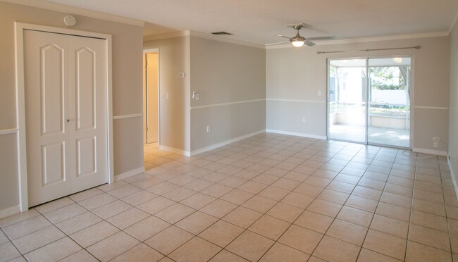 Building Photo - Fantastic 2 bedroom home all tile floors a...