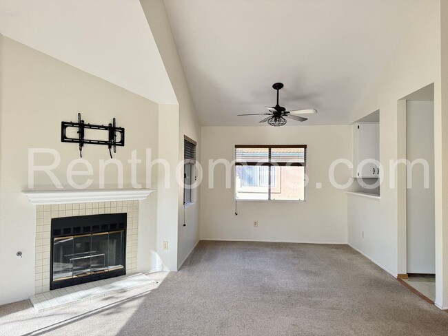 Foto del edificio - Rancho Bernardo, 11263-D Avd De Los Lobos, Upper Corner unit, AC, Fireplace, Comm Pool, Spa, Tenn...