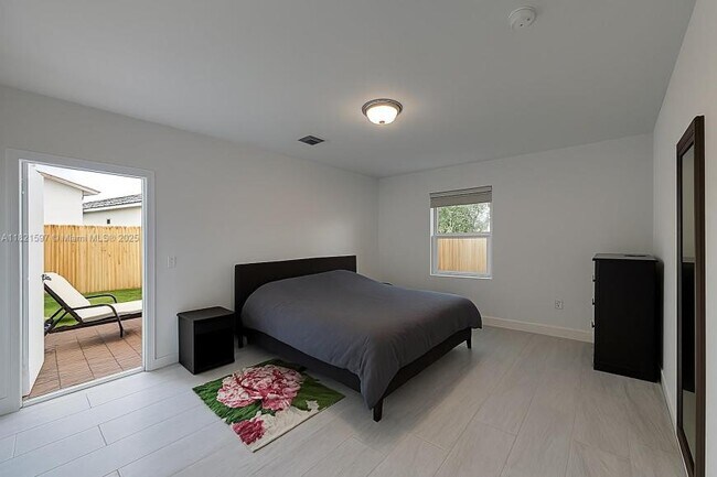 Building Photo - 3 bedroom in Hallandale FL 33009