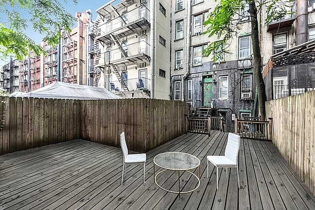 Foto del edificio - 332 E 6th St