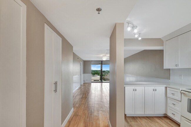 Foto del edificio - 4640 Lucerne Lakes Blvd W