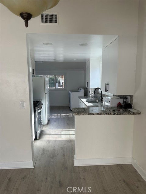 Foto del edificio - 9511 Hayvenhurst Ave