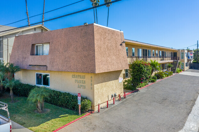 Entrada - Chateau Parks Apartments