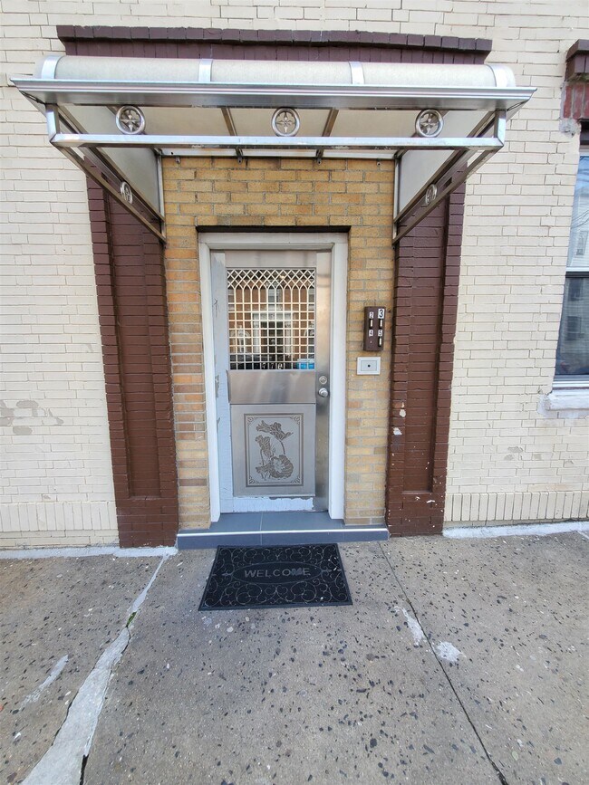 Building Photo - 779 Broadway