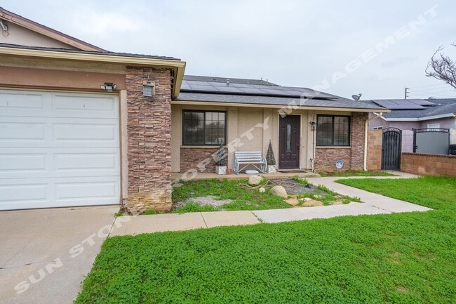 Building Photo - Luxury 4 Bed 3 bath