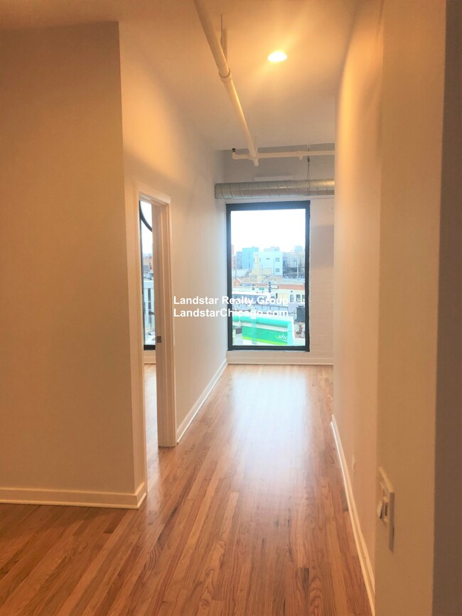 Foto del edificio - 2354 N Clybourn Ave