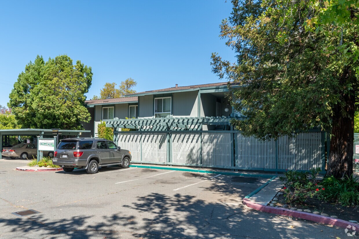 Primary Photo - 1036 Oak Grove Rd