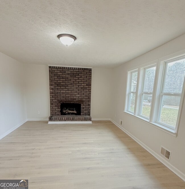 Building Photo - 105 Woodbine Dr