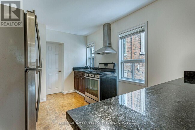 Photo du bâtiment - 2976 Lake Shore Blvd W