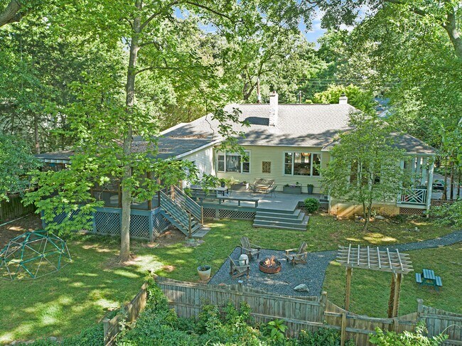 Building Photo - Stunning Renovated Bungalow in City of Dec...