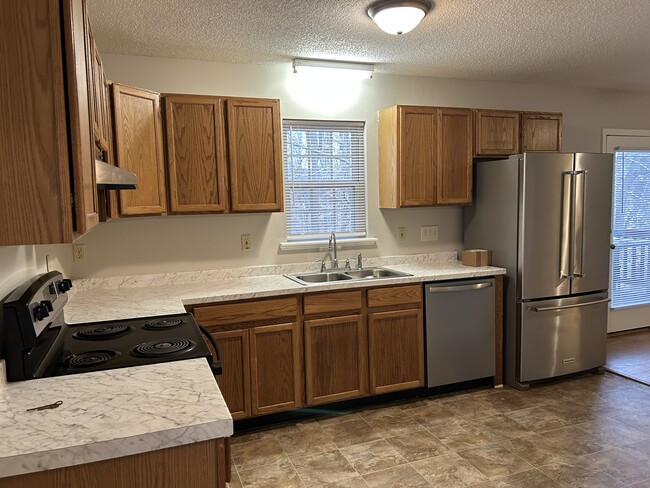 The kitchen features stainless steel appliances, plenty of cabinet & countertop space - 4684 Coltsfoot Rd