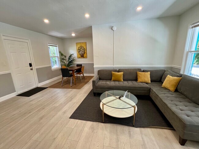 Foto del edificio - 6030 N Bayshore Dr