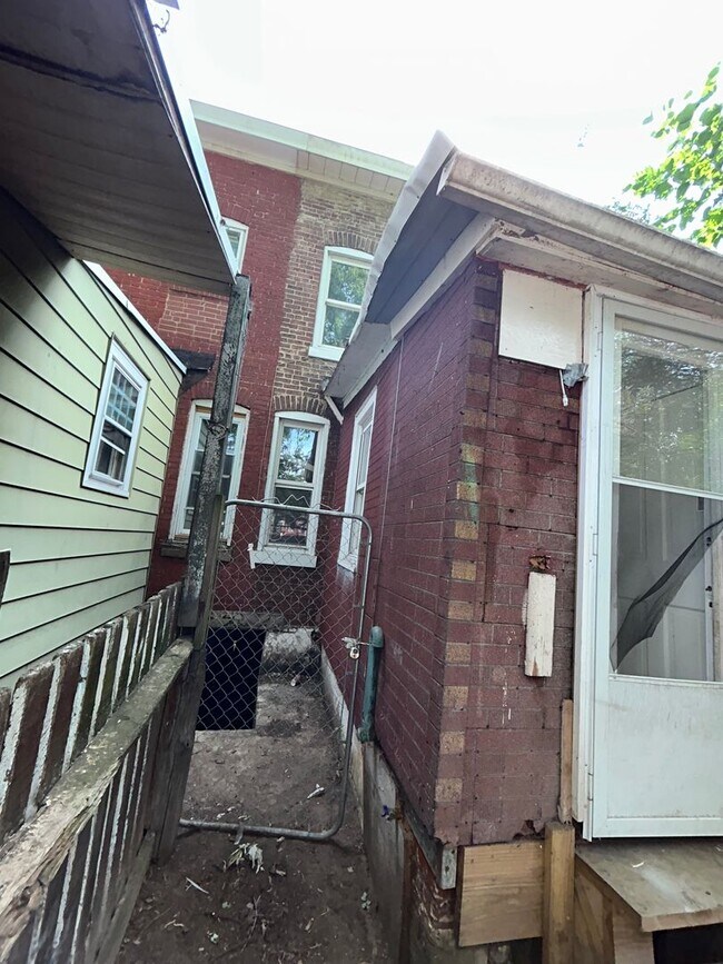 Building Photo - 2 Bedroom House Close to Transportation!
