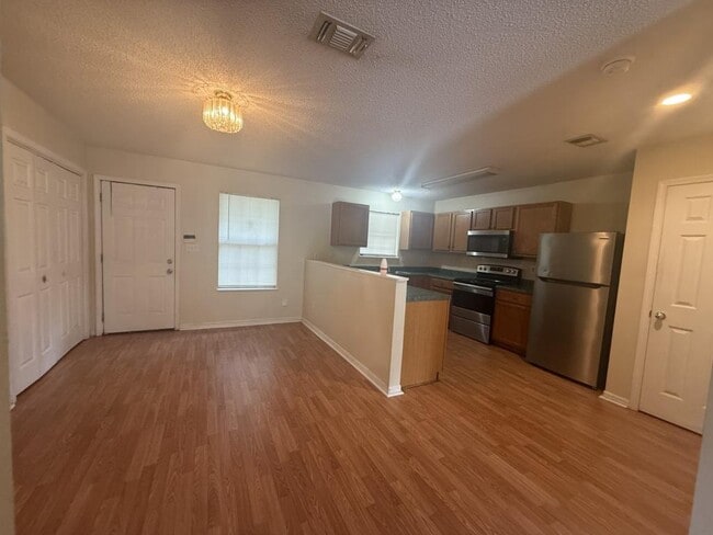 Building Photo - 535 N Forest Dr