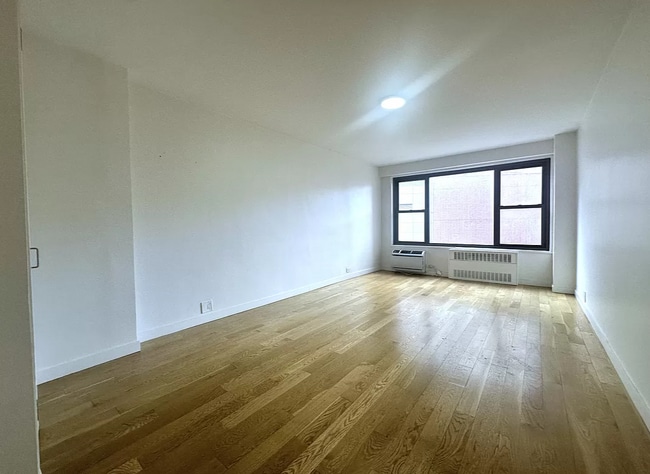 Building Photo - 136 E 16th St