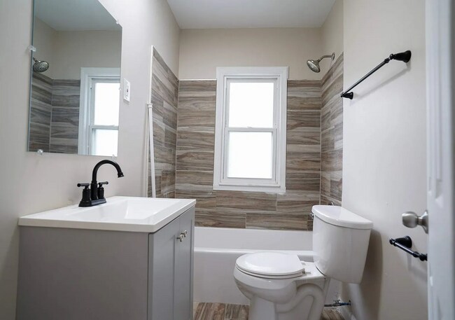 Building Photo - Charming and Move-In Ready Bungalow!