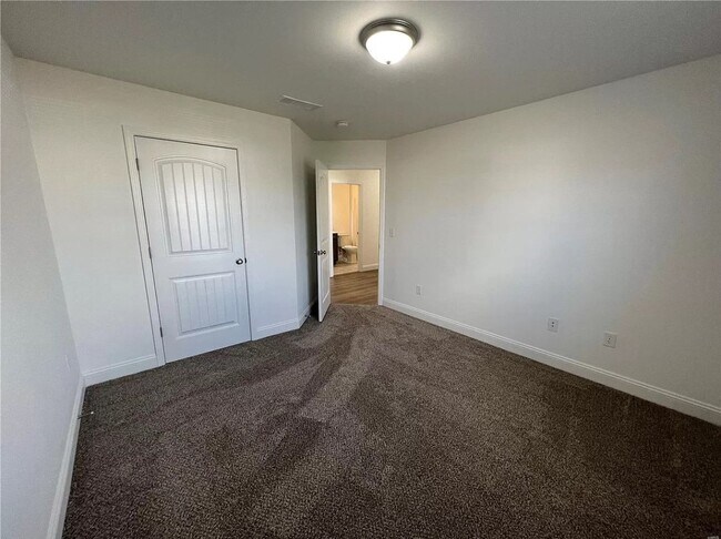 Building Photo - 3 Bedroom/2 Bathroom Home!