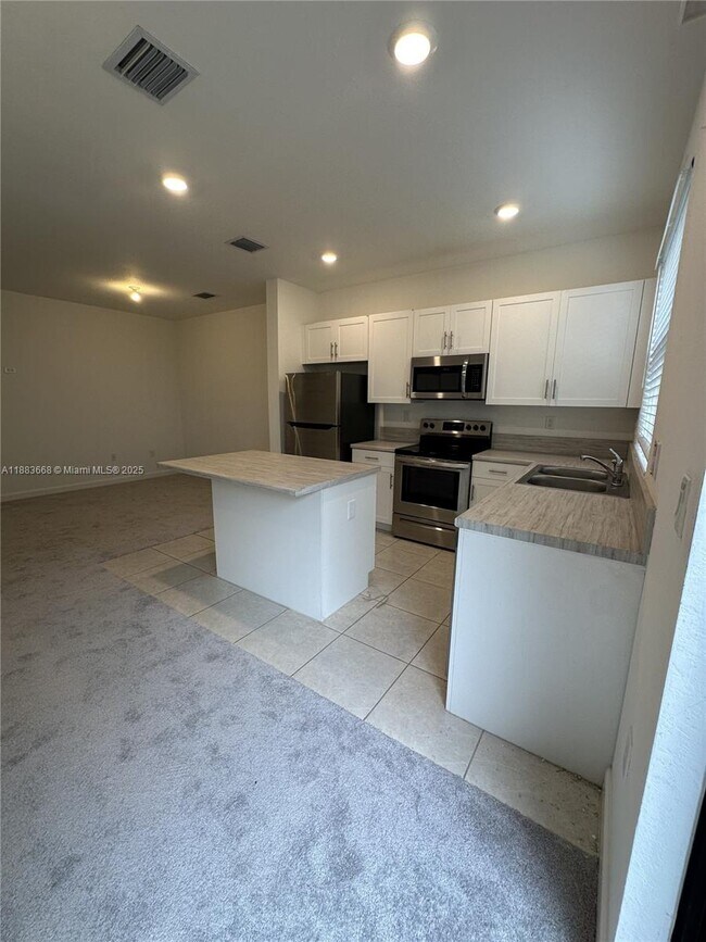 Foto del edificio - Northeast 3rd Place, North Miami Beach, FL 33179 - 3 BR 3 BA townhouse
