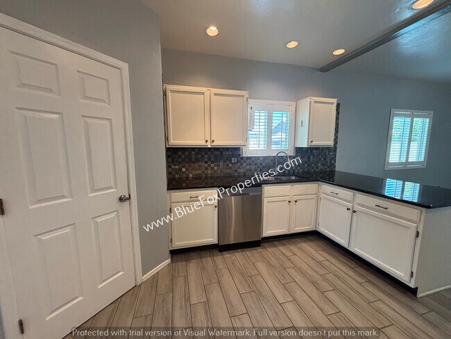 Foto del edificio - 7180 W Maple Ridge Dr