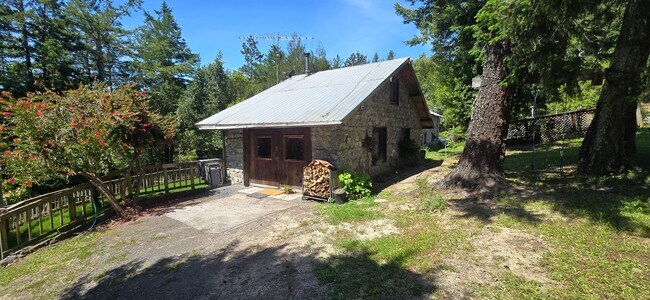 Foto del edificio - Charming 1-bedroom cottage nestled just 4 miles west of downtown Sebastopol in the heart of West ...