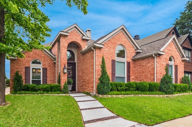Building Photo - Incredible 4-Bedroom