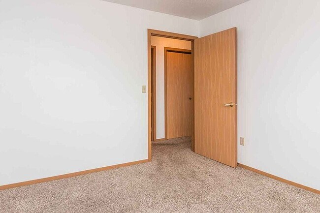 Foto del edificio - EAST WOODS APARTMENTS