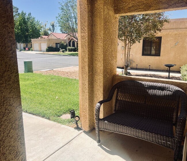 Foto del edificio - Affordable Comfort in 55+ Guard-Gated Comm...