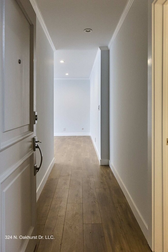 Building Photo - Oakhurst 90210 Apartments