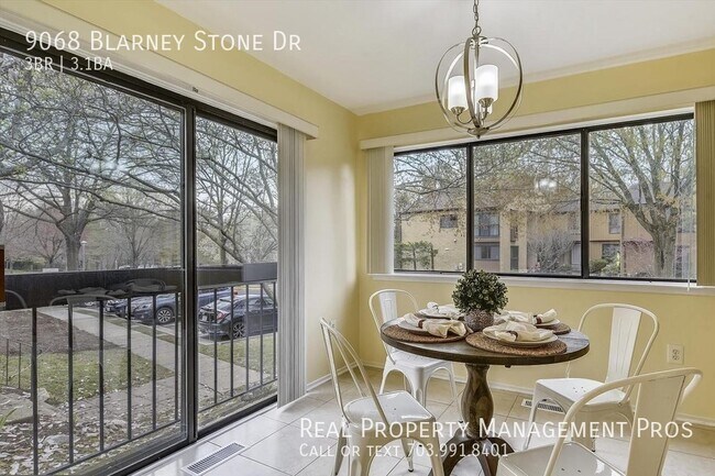 Foto del edificio - 2400 Finished Sq Ft. End Unit TH!  Loads o...