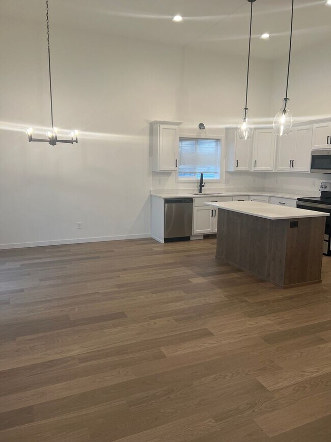Building Photo - New 3 Bedroom/2 Bathroom House