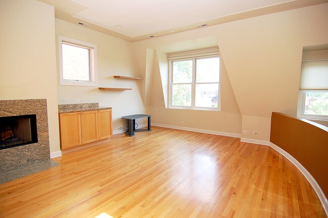 Building Photo - 1546 N Hoyne Ave