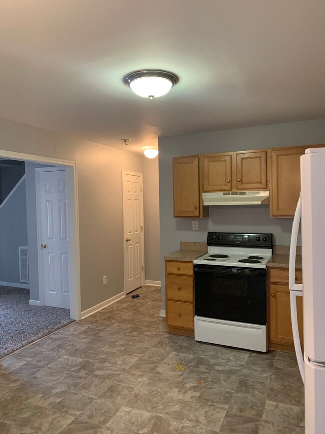 Kitchen - 627 Della St