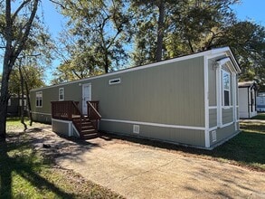 Building Photo - 118 E Semands St