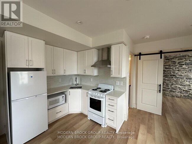 Photo du bâtiment - 5 Clothier St W