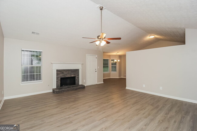 Foto del edificio - 5922 Farmbrook Ln