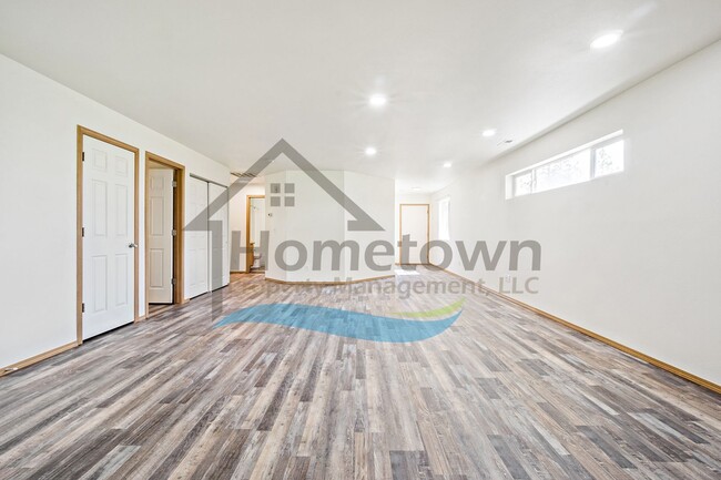 Building Photo - 1845 Fairway Dr