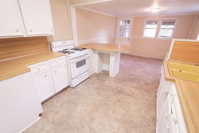 Building Photo - *Move-In Special* 1005 Montrose Dr, Port N...