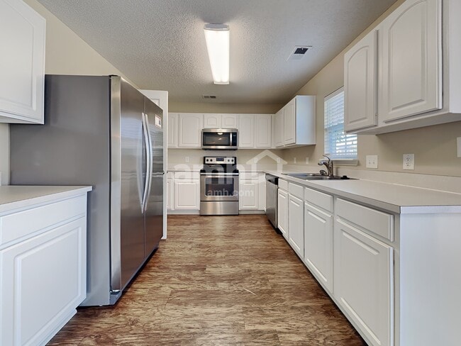 Building Photo - 105 Walton Pl